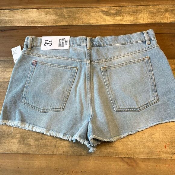 NWT BDG Essential cut off Mid Rise Shorts - size 32 - Picture 3 of 3